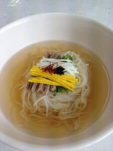 Janchi Guksu (Macarrão de Banquete em Caldo de Anchova)