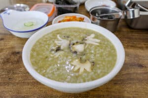 Jeonbokjuk (Mingau de Arroz com Abalone)