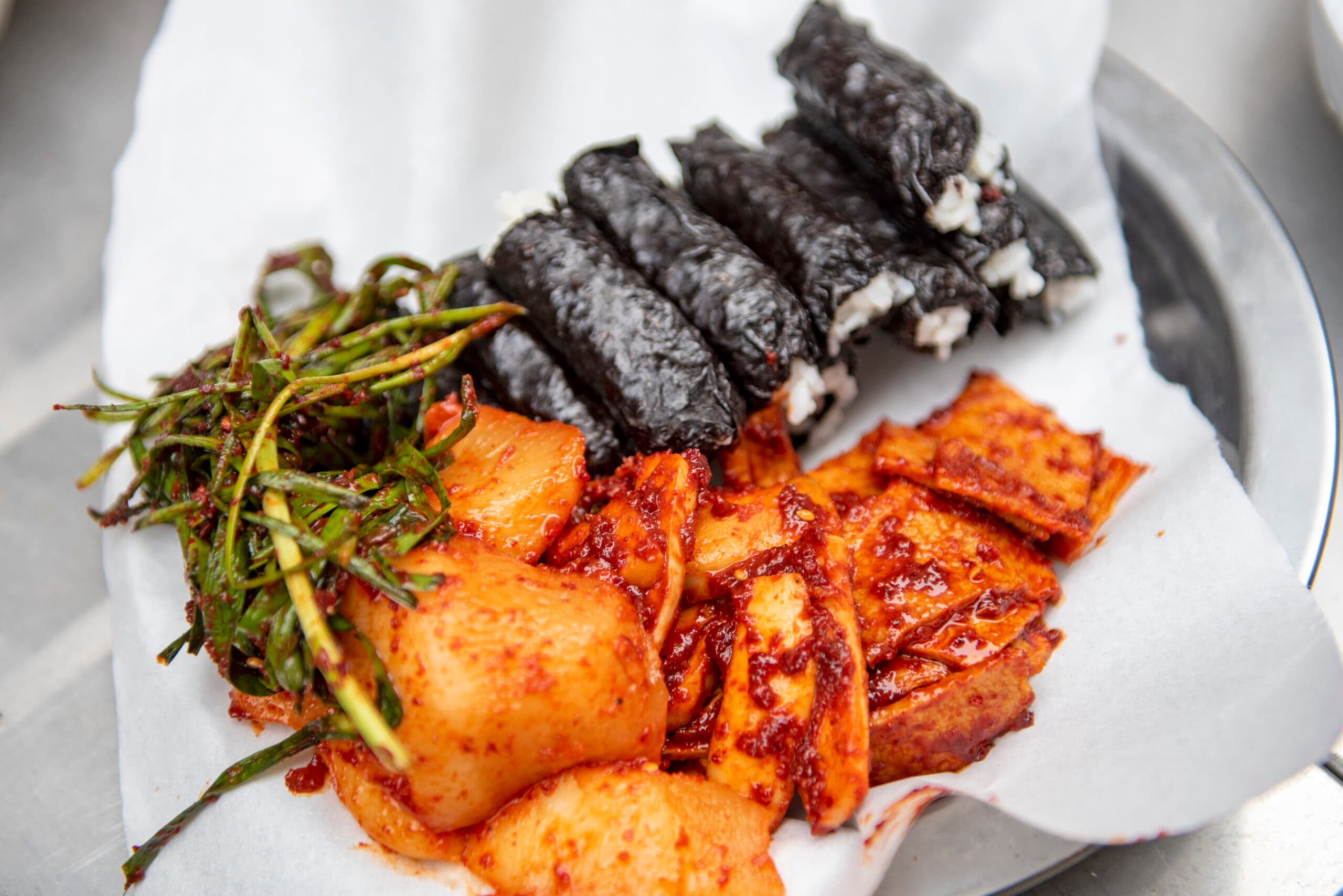 Chungmu Gimbap (Kimbap Simples de Tongyeong com Acompanhamentos)